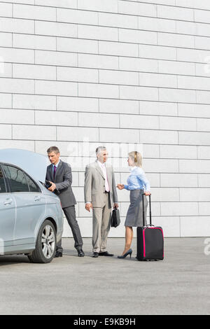 D'affaires avec une assurance communication en dehors de la rue de voiture Banque D'Images