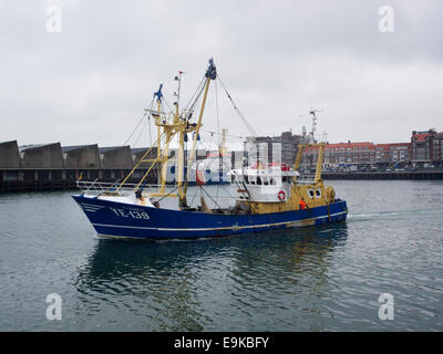 Petit bateau de pêche chalutier poisson plat YE-139 quittant le port de Scheveningen, Pays-Bas Banque D'Images