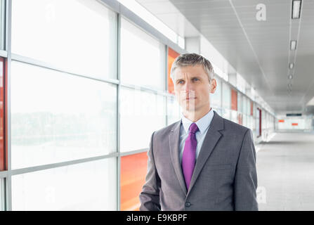 Middle aged businessman at train station Banque D'Images