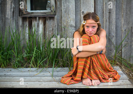 Cute girl dans un habillement ethnique dans un contexte rural. Banque D'Images