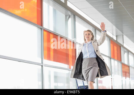 Young businesswoman with luggage fonctionnant en railroad station Banque D'Images