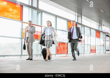 La longueur totale des gens se précipiter à railroad station Banque D'Images