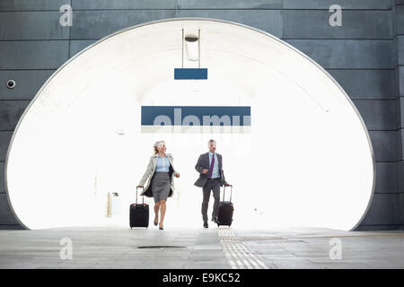 Businessman and businesswoman rushing dans railroad station Banque D'Images