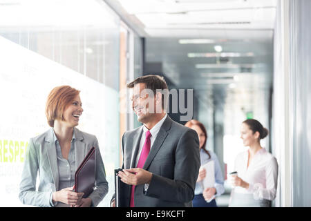 Business people walking in corridor Banque D'Images