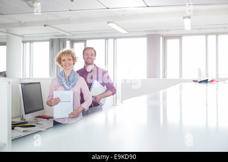 Portrait of business people standing in office Banque D'Images