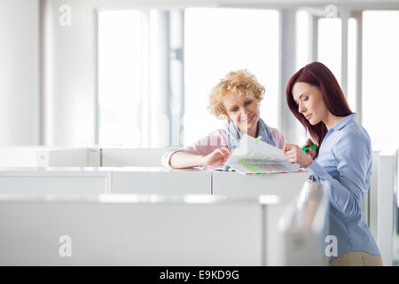 Businesswomen discussing in creative office Banque D'Images