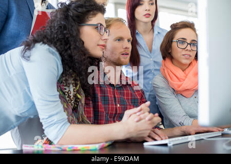 Les gens d'affaires travailler ensemble sur computer in office Banque D'Images