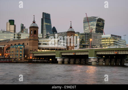Cannon Street station et la Tamise et la city de Londres Banque D'Images
