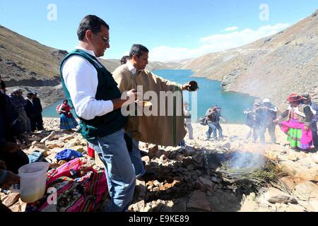 (141029) -- de Moquegua, 29 octobre 2014 (Xinhua) -- Le président péruvien Ollanta Humala (2L) assiste à l'ouverture des travaux d'infrastructures d'irrigation d'Chirimayuni Barrage, dans la région de Moquegua, Pérou, le 28 octobre, 2014. (Xinhua/ANDINA) Banque D'Images