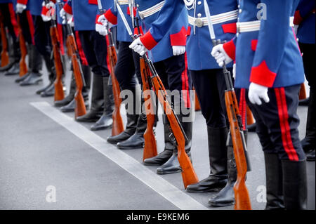 Détail de la main d'un soldat sur un fusil à baïonnette au repos pendant un défilé militaire Banque D'Images