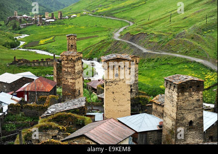 Ancient svan towers à Ushguli village dans la région de la Haute Svanétie en Géorgie Banque D'Images