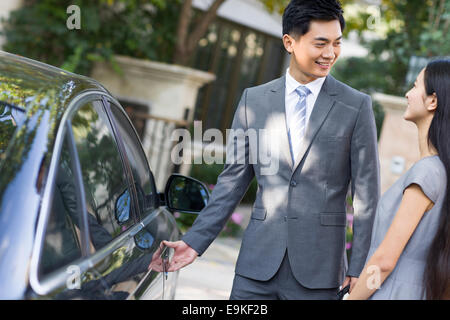 Jeune couple et voiture Banque D'Images