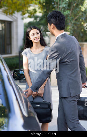 Jeune couple et voiture Banque D'Images