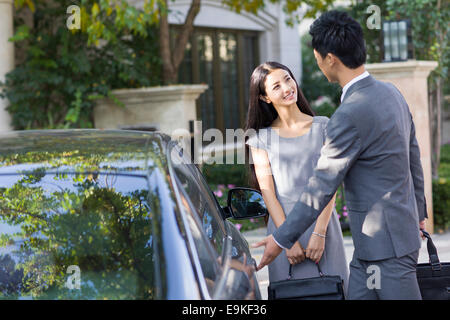 Jeune couple et voiture Banque D'Images