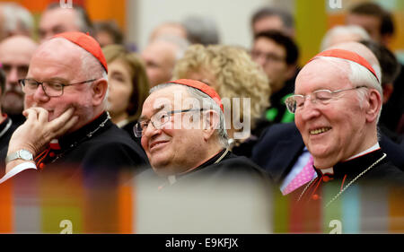 Munich, Allemagne. 28 Oct, 2014. Cardinaux Reinhard Marx (L-R), Karl Lehmann et Friedrich Wetter assister à la cérémonie, comme le Cardinal Karl Lehmann est récompensé par le Romano Guardini Prix de l'Académie Catholique à Munich, Allemagne, 28 octobre 2014. La Catholic Academy awards le prix à des personnes pour des questions de fond dans l'interprétation de la société contemporaine. Photo : SVEN HOPPE/dpa/Alamy Live News Banque D'Images