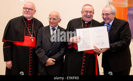 Munich, Allemagne. 28 Oct, 2014. Cardinaux Reinhard Marx (L-R), laudator Jean Greisch, Karl Lehmann et Florian Schuller assister à la cérémonie, comme le Cardinal Karl Lehmann est récompensé par le Romano Guardini Prix de l'Académie Catholique à Munich, Allemagne, 28 octobre 2014. La Catholic Academy awards le prix à des personnes pour des questions de fond dans l'interprétation de la société contemporaine. Photo : SVEN HOPPE/dpa/Alamy Live News Banque D'Images