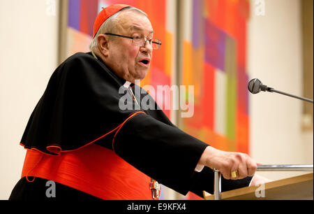 Munich, Allemagne. 28 Oct, 2014. Les cardinaux Karl Lehmann assiste à la cérémonie, comme le Cardinal Karl Lehmann est récompensé par le Romano Guardini Prix de l'Académie Catholique à Munich, Allemagne, 28 octobre 2014. La Catholic Academy awards le prix à des personnes pour des questions de fond dans l'interprétation de la société contemporaine. Photo : SVEN HOPPE/dpa/Alamy Live News Banque D'Images