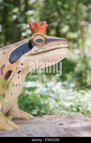 Sculpture d'un conte le prince grenouille dans la nature. Naturum Tåkern en Östergötland, Suède. Banque D'Images