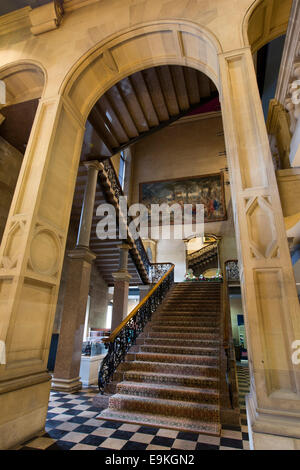 UK, County Durham, Barnard Castle, the Bowes Museum, hall d'entrée et escaliers Banque D'Images