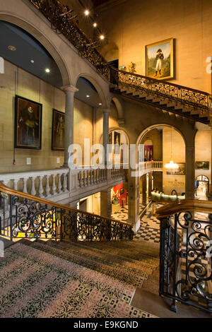 UK, County Durham, Barnard Castle, the Bowes Museum, de l'Intérieur, escalier Banque D'Images