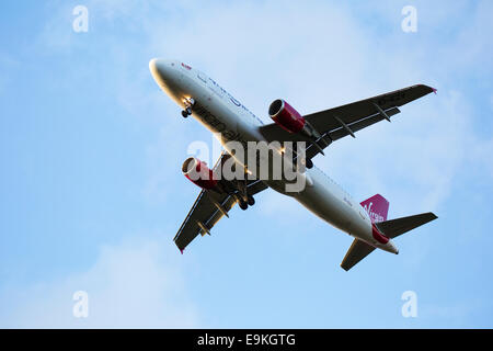Airbus A320-214 EI-EZV Tartan "Lassie" Virgin Atlantic Airways en approche pour atterrir à l'aéroport de Manchester Banque D'Images