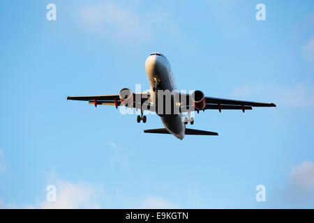 Airbus A320-214 G-EZTL Easyjet en approche pour atterrir à l'aéroport de Manchester Banque D'Images