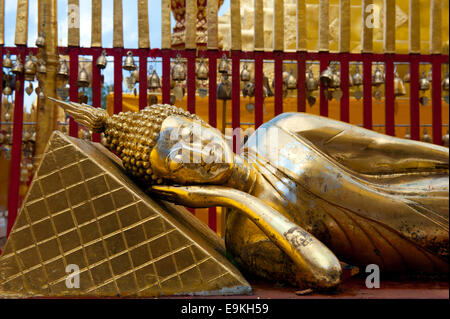 Wat Phra That Doi Suthep, Doi Suthep, Thaïlande. Bouddha couché. Banque D'Images