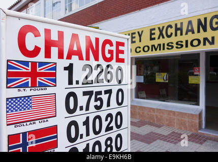 Signer avec des taux de change en face d'un bureau de change, Malaga, Espagne. Banque D'Images