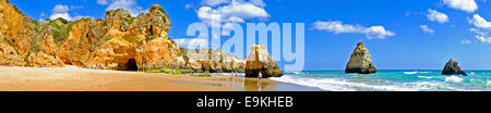 Panorama depuis les rochers et l'océan à Praia de Alvor Portugal Tres Irmaos Banque D'Images