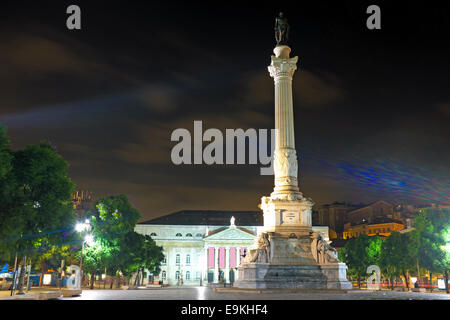 Le Rossio plaza à nuit à Lisbonne Portugal Banque D'Images