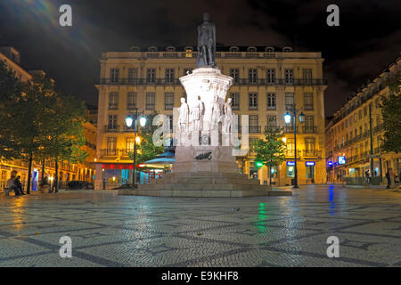 Nuit éclairé statue fontaine à Lisbonne, Portugal Banque D'Images