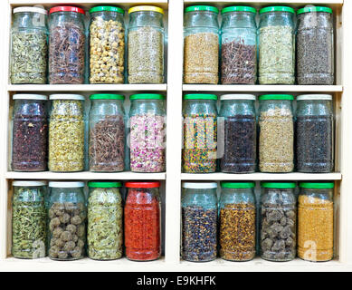 Assortiment de bocaux sur les étagères de magasin herboriste à Marrakech, Maroc, contenant des fines herbes et épices pour les médicaments et culin Banque D'Images