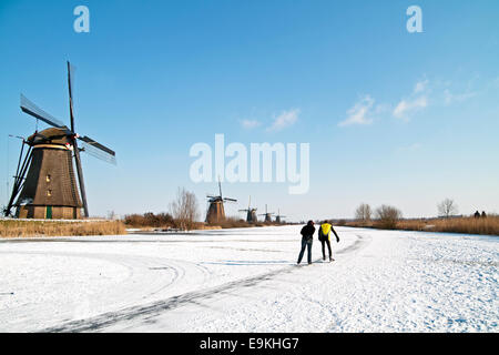 Patin à glace à Kinderdijk en hiver aux Pays-Bas Banque D'Images