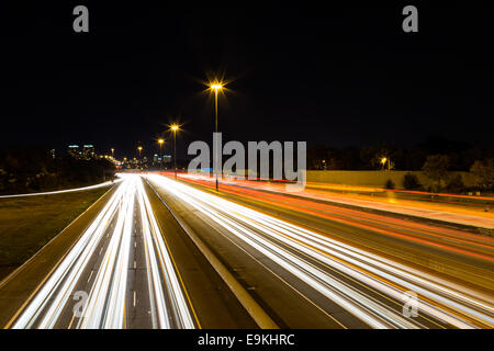 Vue de la lumière des sentiers sur une route Banque D'Images