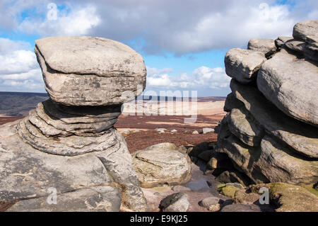 Rock formation à l'arrière Tor sur Derwent edge dans le Peak District, Derbyshire. Un jour la fin de l'hivers. Banque D'Images