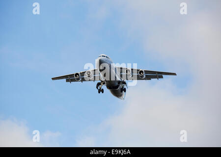 British Aerospace Avro RJ100 OO-DWH Brussels Airlines en approche pour atterrir à l'aéroport de Manchester Banque D'Images