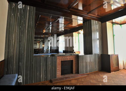 Pilsen, République tchèque. 28 Oct, 2014. Les gens pourraient première fois visiter reconstruit ancien appartement de Vilem Kraus (photo) de Pilsen. L'intérieur a été conçu par Adolf Loos, entre les années 1930 et 1931. Pilsen prévoit d'utiliser ce lieu pour les petits événements sociaux et aussi il sera l'un des quatre interiors par Adolf Loos, que les visiteurs peuvent voir l'année prochaine, lorsque la ville Plzen sera la Capitale européenne de la Culture. © CTK/Alamy Live News Banque D'Images