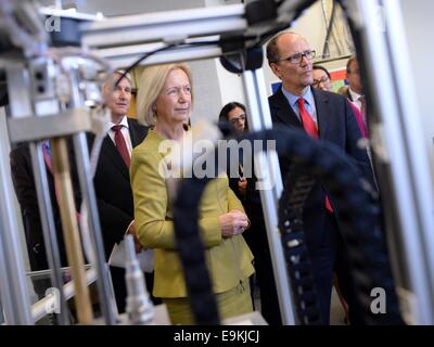 Berlin, Allemagne. 29 Oct, 2014. Le ministre de l'éducation allemande Johanna Wanka, et le secrétaire du Travail Thomas Perez Visitez le centre de formation de Siemens à Berlin, Allemagne, 29 octobre 2014. Dpa : Crédit photo alliance/Alamy Live News Banque D'Images