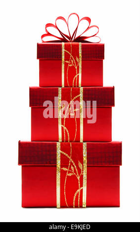 Cadeaux de Noël rouge empilés avec ruban et bow isolated on white Banque D'Images