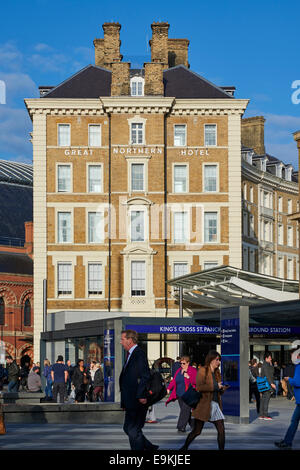 Le Great Northern Hotel, London Kings Cross, matin, les navetteurs en marche Banque D'Images