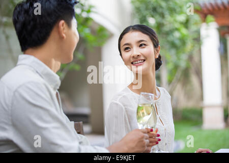 Jeune couple celebrating with champagne Banque D'Images