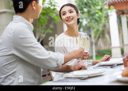 Jeune couple celebrating with champagne Banque D'Images