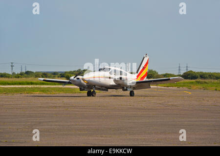 Piper PA-28-250 G Aztec Aviation Giles au roulage (Ashford) Internalional Lydd Airport Banque D'Images