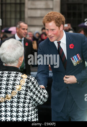 Londres, Royaume-Uni. 29 octobre, 2014. Le prince Harry assiste à la cérémonie du souvenir de St Martin-dans-le-champs, en l'honneur de passé et de la Croix de Victoria, les titulaires de la Croix de Georges, le mercredi 29 octobre, 2014. Credit : Heloise/Alamy Live News Banque D'Images