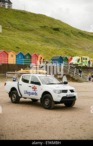 Camionnette utilitaire RNLI/véhicule/sei à Whitby, N Yorks, UK. Un sauveteur est visible dans le poste de conduite. Banque D'Images