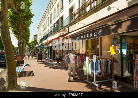 Boutiques sur la rue principale à Royan France Banque D'Images