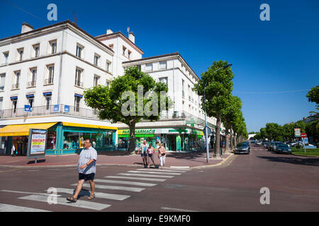 L'homme à l'aide de passage pour piétons dans la rue principale dans le centre de Royan France Banque D'Images