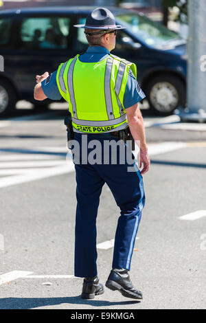 Une police d'État Trooper sur devoir de trafic au centre-ville de Boston, Massachusetts, USA. Banque D'Images