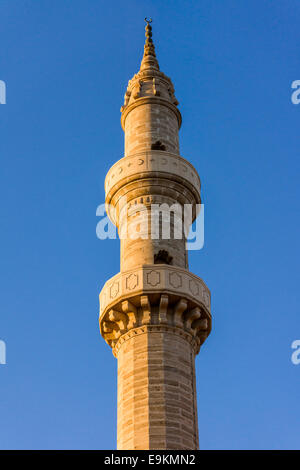 Le minaret de l'une des nombreuses mosquées de la vieille ville de Rhodes en Grèce. Banque D'Images