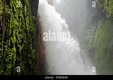 Sur le plateau d'Ijen cascade, Indonésie Banque D'Images